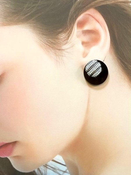 画像2: ツイードとアクリルの耳飾り　S　ブラック×ボーダー（イヤリング・ピアス可） (2)