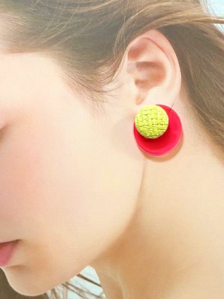 画像2: ツイードとアクリルの耳飾り　ネオンピンク×イエロー（イヤリング・ピアス可） (2)