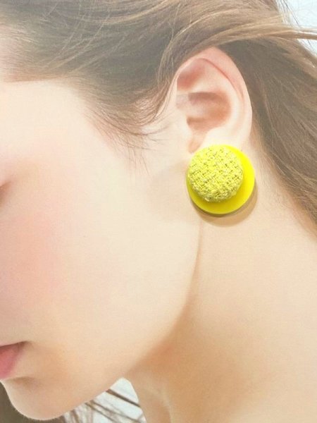画像2: ツイードとアクリルの耳飾り　イエロー×イエロー（イヤリング・ピアス可） (2)
