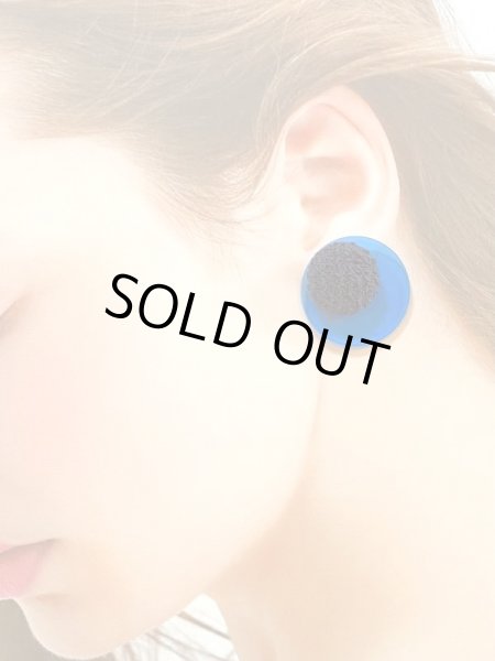 画像2: ツイードとアクリルの耳飾り　クリアブルー×ネイビー（イヤリング・ピアス可） (2)