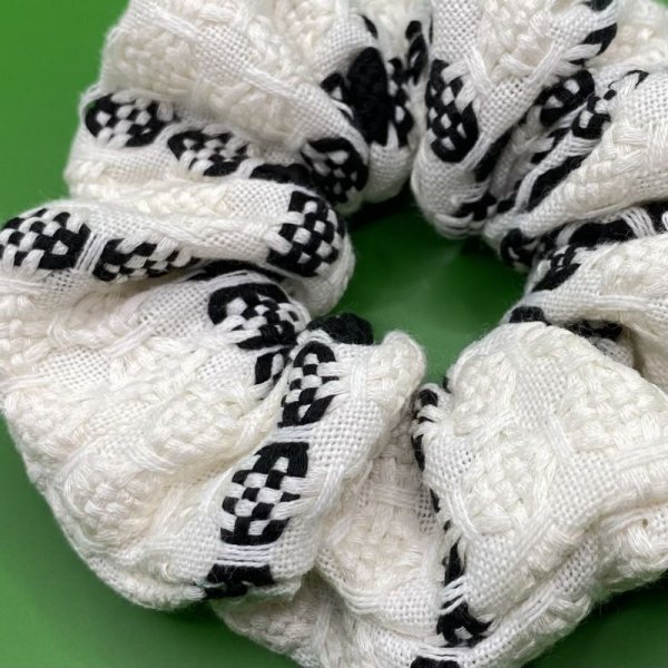 画像4: 白いチェックのシュシュ (4)